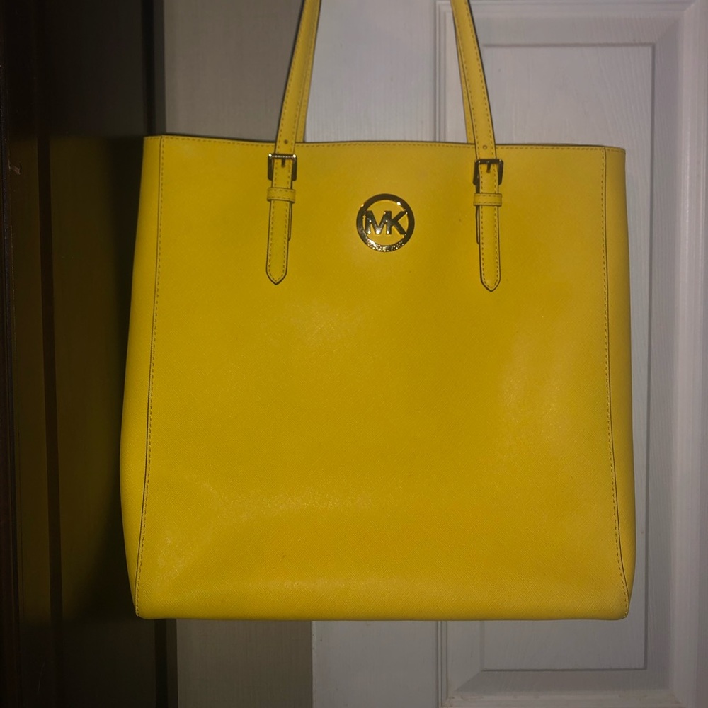Beautiful yellow Michael kors big bag.